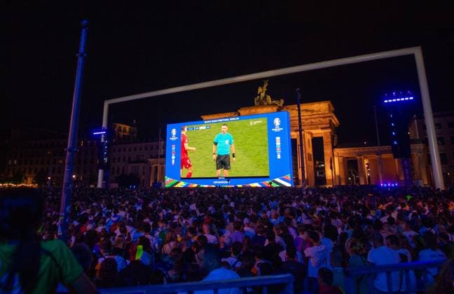 Fussball, Herren, Saison 2023 24, Euro 2024 (Achtelfinale) in Dortmund, Deutschland - Dänemark, Fans schauen das Spiel auf der Fanmeile in Berlin, 29.06. 2024, Copyright: xSebastianxRäppold MatthiasxKochx