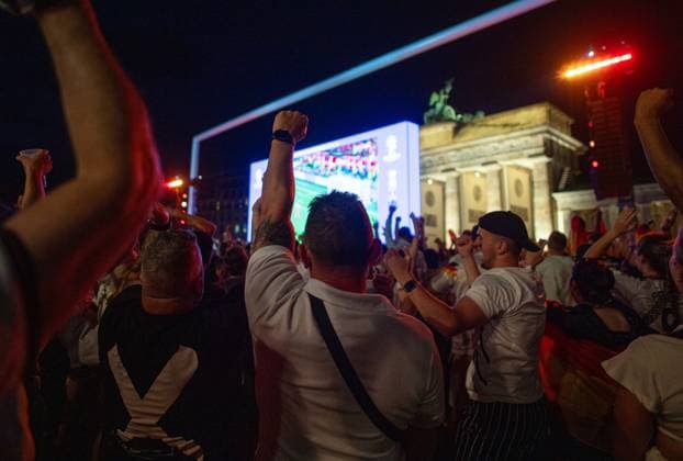 Fussball, Herren, Saison 2023 24, Euro 2024 (Achtelfinale) in Dortmund, Deutschland - Dänemark, Fans schauen das Spiel auf der Fanmeile in Berlin, 29.06. 2024, Copyright: xSebastianxRäppold MatthiasxKochx