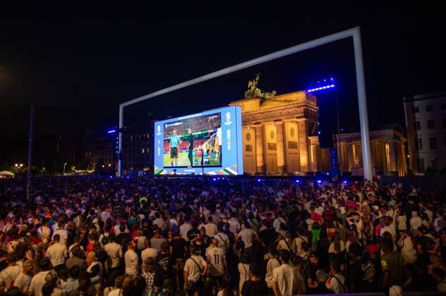 Fussball, Herren, Saison 2023 24, Euro 2024 (Achtelfinale) in Dortmund, Deutschland - Dänemark, Fans schauen das Spiel auf der Fanmeile in Berlin, 29.06. 2024, Copyright: xSebastianxRäppold MatthiasxKochx