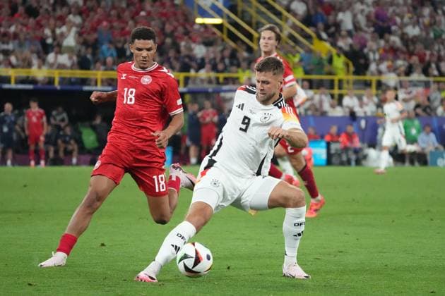 Niclas Füllkrug (Deutschland Germany, 09) gegen Alexander Bah (Dänemark, Denmark, 18) - Dortmund 29.06.2024: Deutschland vs. Dänemark, EURO2024 M37, Achtelfinale, EM-Arena Dortmund