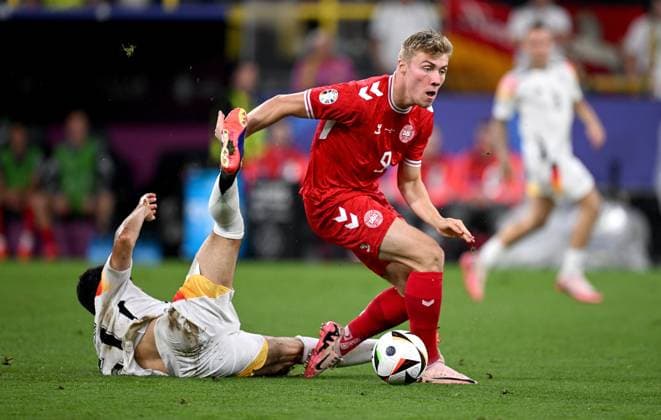 Fussball Euro 2024 Achtelfinale 29.06.2024 Deutschland - Daenemark Ilkay Guendogan (li, Deutschland) gegen Rasmus Hoejlund (re, Daenemark)