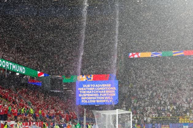 EM 2024: Deutschland - Dänemark am 29.06.2024 in dem BVB Stadion Dortmund in Dortmund Das Spiel wurde aufgrund des Wetters unterbrochen - auf der Anzeigetafel Videoleinwand steht aufgrund schlechter Wetterbedingungen wurde das Spiel unterbrochen. Weitere Informationen folgen in Kürze.