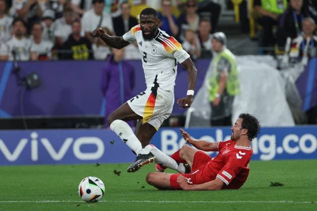 EM 2024: Deutschland - Dänemark am 29.06.2024 in dem BVB Stadion Dortmund in Dortmund Antonio Rüdiger Ruediger (Deutschland 2) gegen Thomas Joseph Delaney (Dänemark Daenemark 8)