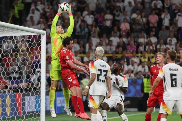 EM 2024: Deutschland - Dänemark am 29.06.2024 in dem BVB Stadion Dortmund in Dortmund Thomas Joseph Delaney (Dänemark Daenemark 8) gegen Torwart Goalkeeper Manuel Neuer (Deutschland 1)