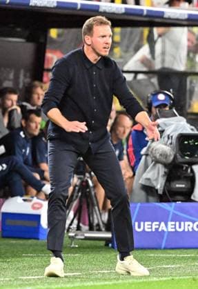 29.06.2024, xsltx, Fussball EM 2024 1 8 Finale, Deutschland - Dänemark emspor, v.l. Trainer Julian Nagelsmann (Deutsche Fussball Nationalmannschaft DFB) gibt Anweisungen, gestikuliert, mit den Armen gestikulieren gives instructions, gesticulate (UEFA REGULATIONS PROHIBIT ANY USE OF PHOTOGRAPHS as IMAGE SEQUENCES and or QUASI-VIDEO) Dortmund