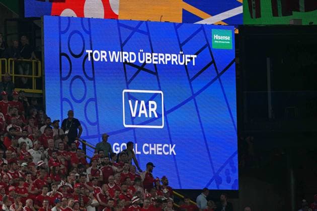 Fußball, Herren, Saison 2023 24, Euro EM 2024 (Achtelfinale in Dortmund), Deutschland - Dänemark, Anzeigetafel - Tor wird durch den VAR überprüft , 29.06. 2024, Copyright: xMatthiasxKochx