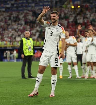 29.06.2024, Fussball Europameisterschaft, UEFA EURO, EM, Europameisterschaft,Fussball 2024, Deutschland - Dänemark, Achtelfinale, BVB Stadion Dortmund, v.l., Niclas Füllkrug (Deutschland) feiert mit den Fans Copyright: HMBxMedia
