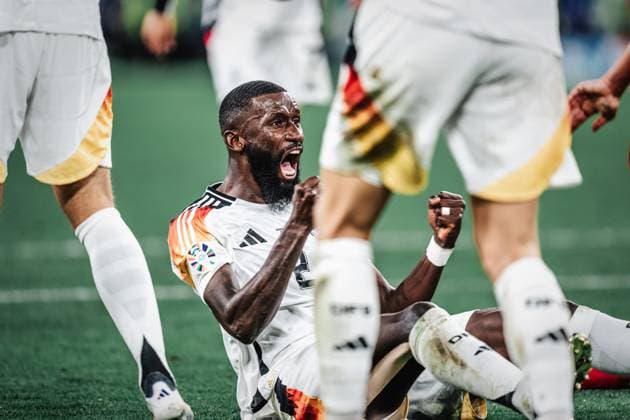 Fußball Herren UEFA-Fußball-Europameisterschaft 2024 Achtelfinale Deutschland vs. Dänemark 29.06.2024 Antonio Rüdiger ( 2, Deutschland) jubelt am Boden Dortmund BVB Stadion Dortmund Nordrhein-Westfalen Deutschland