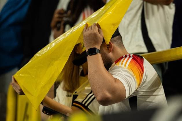 GER, Euro 2024, Achtelfinale round of sixteen, Deutschland (Germany, GER) vs Dänemark (Denmark, DNK) 29.06.2024, Signal Iduna Park (BVB Stadion Dortmund), Dortmund, GER, Euro 2024, Achtelfinale round of sixteen, Deutschland (Germany, GER) vs Dänemark (Denmark, DNK) Im Bild: Fans verstecken sich vor den Regen unter der Plane