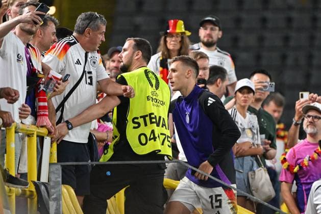 Fußball, Herren, Saison 2023 24, Euro EM 2024 (Achtelfinale in Dortmund), Deutschland - Dänemark, Nico Schlotterbeck, rechts mit seinem Vater, links , 29.06. 2024, Copyright: xMatthiasxKochx