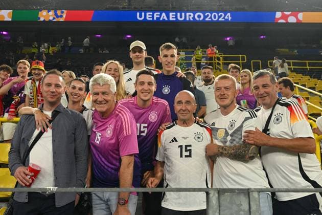 Fußball, Herren, Saison 2023 24, Euro EM 2024 (Achtelfinale in Dortmund), Deutschland - Dänemark, Familie Schlotterbeck mit Nico Schlotterbeck (Deutschland) - darunter Keven Schlotterbeck , 29.06. 2024, Copyright: xMatthiasxKochx