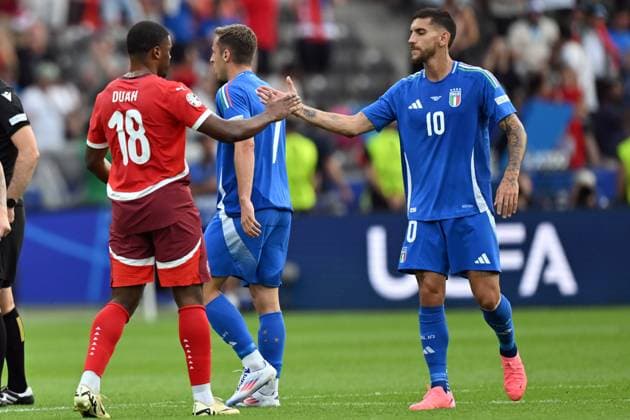 290624 KAI SCHWOERER Lorenzo Pellegrini of Italy (R) congratulates Kwadwo Duah of Switzerland following the UEFA EURO, EM, Europameisterschaft,Fussball 2024 round of 16 match between Switzerland and Italy at Olympiastadion on June 29, 2024 in Berlin, Germany. 290624-CPL-SUIvITA-023