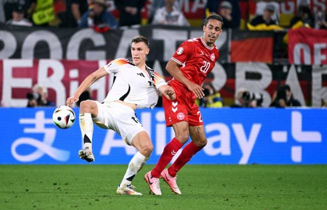 Fussball, Europameisterschaft, EURO 2024, Achtelfinale, Signal Iduna Park Dortmund: Deutschland - Dänemark 2:0; Nico Schlotterbeck (GER), Yussuf Poulsen (DEN). Aktion