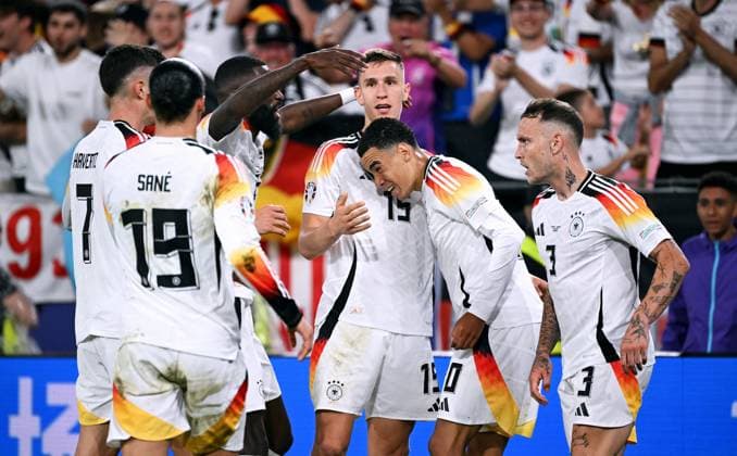 Fussball, Europameisterschaft, EURO 2024, Achtelfinale, Signal Iduna Park Dortmund: Deutschland - Dänemark 2:0; Jubel Jamal Musiala (GER) nach seinem Tor zum 2:0. Jubel, Freude, Aktion.