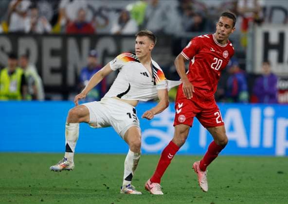 Germany v Denmark: Round of 16 - UEFA EURO, EM, Europameisterschaft,Fussball 2024 Nico Schlotterbeck of Germany has his shirt pulled by Yussuf Poulsen of Denmark during the UEFA EURO 2024 round of 16 match between Germany and Denmark at Football Stadium Dortmund on June 29, 2024 in Dortmund, Germany. Dortmund Football Stadium Dortmund Germany Germany Copyright: xRichardxSellers Sportsphoto APLx 14043201