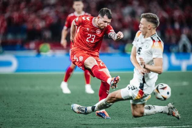 Fußball Herren UEFA-Fußball-Europameisterschaft 2024 Achtelfinale Deutschland vs. Dänemark 29.06.2024 der Schuss von Pierre-Emile Hojbjerg ( 23, Dänemark) wird von Nico Schlotterbeck ( 15, Deutschland) geblockt Dortmund BVB Stadion Dortmund Nordrhein-Westfalen Deutschland