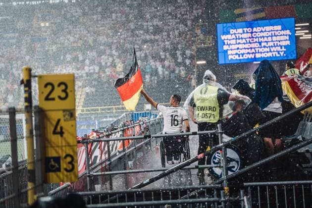 Fußball Herren UEFA-Fußball-Europameisterschaft 2024 Achtelfinale Deutschland vs. Dänemark 29.06.2024 Ein Fan schwenkt die Fahne im Regen Dortmund BVB Stadion Dortmund Nordrhein-Westfalen Deutschland