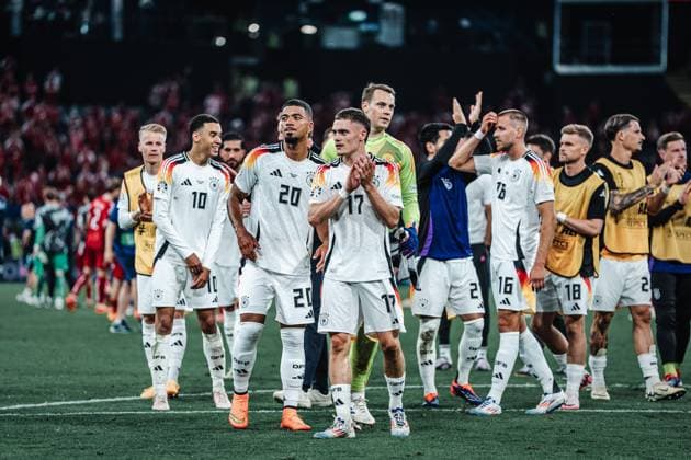 Sport Bilder des Tages Fußball Herren UEFA-Fußball-Europameisterschaft 2024 Achtelfinale Deutschland vs. Dänemark 29.06.2024 in der mitte klatscht Florian Wirtz ( 17, Deutschland) zu den Fans Dortmund BVB Stadion Dortmund Nordrhein-Westfalen Deutschland
