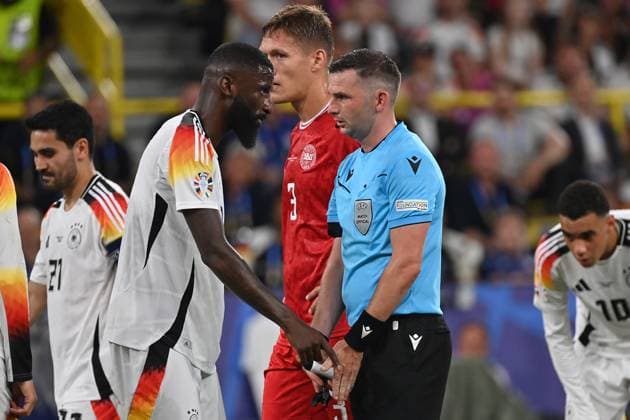 29.06.2024, xjrdrx, Fussball EM 2024 1 8 Finale, Deutschland - Dänemark emspor, v.l. Antonio Rüdiger (Deutsche Fussball Nationalmannschaft DFB) Schiedsrichter Referee Michael Oliver (England) gibt Anweisungen, gestikuliert, mit den Armen gestikulieren gives instructions, gesticulate (DFL DFB REGULATIONS PROHIBIT ANY USE OF PHOTOGRAPHS as IMAGE SEQUENCES and or QUASI-VIDEO) Dortmund