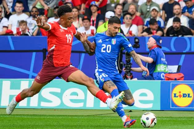 GER, Berlin, Fussball, Schweiz vs Italien, Achtel Finale, Achtelfinale, UEFA EURO, EM, Europameisterschaft,Fussball 2024, SP, Olympia - Stadion Berlin, v.l. Dan Ndoye (Schweiz, SUI), Mattia Zaccagni (Italien, ITA), Zweikampf, Action, Kampf, kaempft um den Ball, 29.06. 2024, Copyright: HMBxMedia UwexKoch