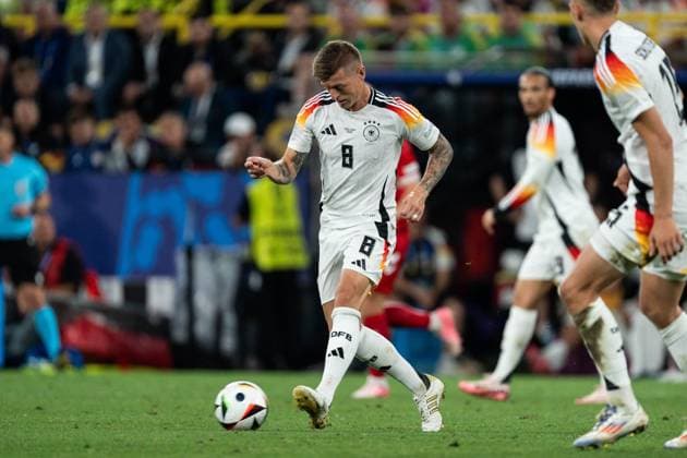 GER, Euro 2024, Achtelfinale round of sixteen, Deutschland (Germany, GER) vs Dänemark (Denmark, DNK) 29.06.2024, Signal Iduna Park (BVB Stadion Dortmund), Dortmund, GER, Euro 2024, Achtelfinale round of sixteen, Deutschland (Germany, GER) vs Dänemark (Denmark, DNK) Im Bild: Toni Kroos (Deutschland Germany GER, 8) Einzelaktion; Ganzkörper Ganzkoerper ; Ball am Fuss;
