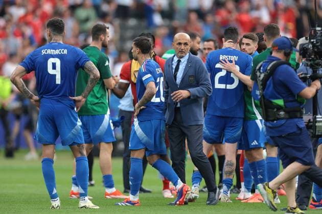 Berlin, Germany, 29th June 2024. Luciano Spalletti Head coach of Italy consoles his players following the 2-0 defeat and exit from the trournament following the final whistle of the UEFA European Championships Round of 16 match at Olympiastadion, Berlin. Picture credit should read: Jonathan Moscrop Sportimage EDITORIAL USE ONLY. No use with unauthorised audio, video, data, fixture lists, club league logos or live services. Online in-match use limited to 120 images, no video emulation. No use in betting, games or single club league player publications. SPI-3208-0116