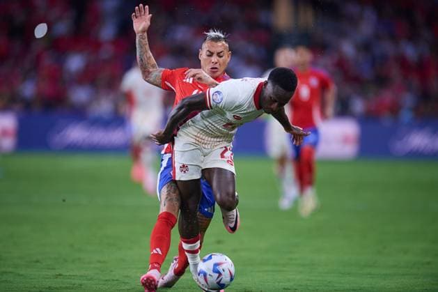 Futbol, Chile vs Canada. Fase de grupos, Copa America 2024. El jugador de Chile Eduardo Vargas, izquierda, disputa el balon contra Richie Laryea de Canada durante el partido de Copa America por el grupo A disputado en el estadio Exploria en Orlando, Estados Unidos. 29 06 2024 Jose Miguel Melgarejo Mexsport Photosport Football, Chile vs Canada. Group stage, Copa America 2024. Chile s player Eduardo Vargas, left, vies the ball against Richie Laryea of Canada during the Copa America match for the group A at the Exploria stadium in Orlando, United States. 29 06 2024 Jose Miguel Melgarejo Mexsport Photosport Chile vs Canada, Copa America 2024