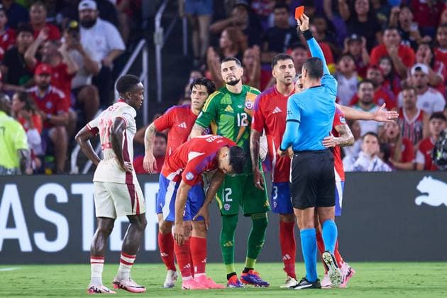 Futbol, Chile vs Canada. Fase de grupos, Copa America 2024. El arbitro Wilmar Roldan muestra tarjeta roja al jugador de Chile Gabriel Suazo durante el partido de Copa America contra Canada por el grupo A disputado en el estadio Exploria en Orlando, Estados Unidos. 29 06 2024 Jose Miguel Melgarejo Mexsport Photosport Football, Chile vs Canada. Group stage, Copa America 2024. Referee Wilmar Roldan shows a red card to the player of Chile Gabriel Suazo during the Copa America match against Canada for the group A at the Exploria stadium in Orlando, United States. 29 06 2024 Jose Miguel Melgarejo Mexsport Photosport Chile vs Canada, Copa America 2024 