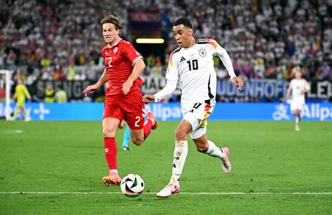 Fussball, Europameisterschaft, EURO 2024, Achtelfinale, Signal Iduna Park Dortmund: Deutschland - Dänemark 2:0; Jamal Musiala (GER) auf dem Weg zum 2:0 gegen Joachim Andersen (DEN). Aktion