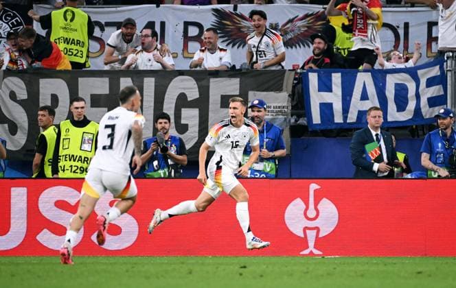 Fussball, Europameisterschaft, EURO 2024, Achtelfinale, Signal Iduna Park Dortmund: Deutschland - Dänemark; Jubel Nico Schlotterbeck (GER) nach dem vermeintlichen Tor zum 1:0. Jubel, Freude, Aktion.