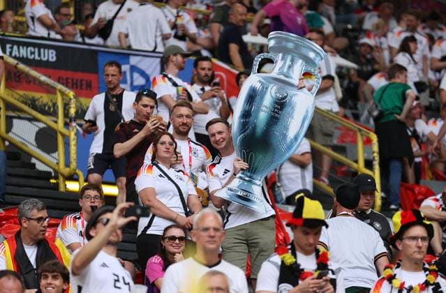 29.06.2024, Fussball Europameisterschaft, UEFA EURO, EM, Europameisterschaft,Fussball 2024, Deutschland - Dänemark, Achtelfinale, BVB Stadion Dortmund, v.l., Fans mit dem EM-Pokal Copyright: HMBxMedia