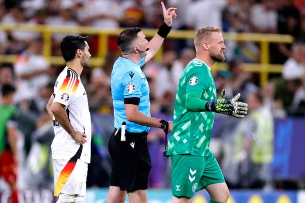 OLIVER Michael Schiedsrichter mit GUENDOGAN Ilkay und SCHMEICHEL Kasper UEFA Fussball EURO 2024 in Deutschland Achtelfinale Spiel Deutschland - Daenemark 2 : 0 am 29.06.2024 in Dortmund DFL REGULATIONS PROHIBIT ANY USE OF PHOTOGRAPHS as IMAGE SEQUENCES and or QUASI-VIDEO Copyright: xLacixPerenyix