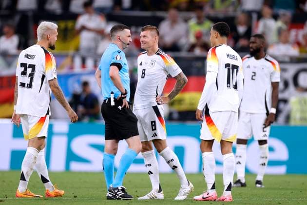 OLIVER Michael Schiedsrichter mit KROOS Toni UEFA Fussball EURO 2024 in Deutschland Achtelfinale Spiel Deutschland - Daenemark 2 : 0 am 29.06.2024 in Dortmund DFL REGULATIONS PROHIBIT ANY USE OF PHOTOGRAPHS as IMAGE SEQUENCES and or QUASI-VIDEO Copyright: xLacixPerenyix
