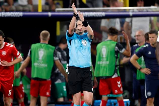 Sport Bilder des Tages OLIVER Michael ENG VAR 11m fuer Team Deutschland UEFA Fussball EURO 2024 in Deutschland Achtelfinale Spiel Deutschland - Daenemark 2 : 0 am 29.06.2024 in Dortmund DFL REGULATIONS PROHIBIT ANY USE OF PHOTOGRAPHS as IMAGE SEQUENCES and or QUASI-VIDEO Copyright: xLacixPerenyix