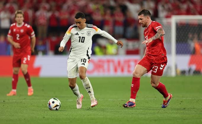 29.06.2024, Fussball Europameisterschaft, UEFA EURO, EM, Europameisterschaft,Fussball 2024, Deutschland - Dänemark, Achtelfinale, BVB Stadion Dortmund, v.l., Jamal Musiala (Deutschland), Pierre-Emile Hojbjerg (Dänemark) Copyright: HMBxMedia