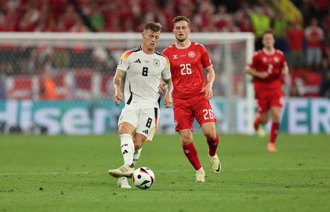 29.06.2024, Fussball Europameisterschaft, UEFA EURO, EM, Europameisterschaft,Fussball 2024, Deutschland - Dänemark, Achtelfinale, BVB Stadion Dortmund, v.l., Toni Kroos (Deutschland), Jacob Bruun Larsen (Dänemark) Copyright: HMBxMedia