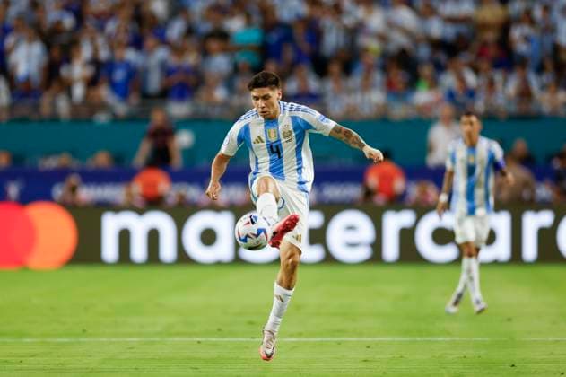 MIAMI GARDENS, FL - JUNE 29: Argentina defender Gonzalo Montiel (4) traps the ball during the game between Argentina and Peru on June 29, 2024 at Hard Rock Stadium in Miami Gardens, Fl. (Photo by David Rosenblum Icon Sportswire) SOCCER: JUN 29 CONMEBOL Copa America - Argentina vs Peru EDITORIAL USE ONLY Icon240629130393