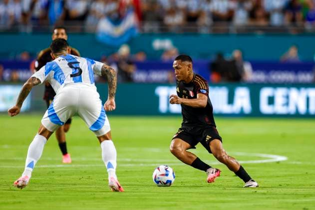 MIAMI GARDENS, FL - JUNE 29: Peru defender Marcos Lopez (6) dribbles during the game between Argentina and Peru on June 29, 2024 at Hard Rock Stadium in Miami Gardens, Fl. (Photo by David Rosenblum Icon Sportswire) SOCCER: JUN 29 CONMEBOL Copa America - Argentina vs Peru EDITORIAL USE ONLY Icon240629130446