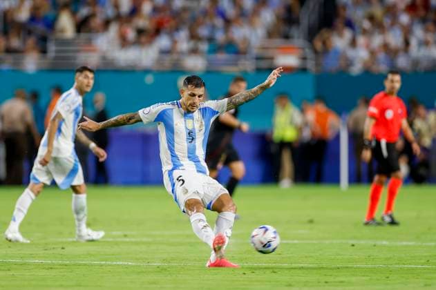 MIAMI GARDENS, FL - JUNE 29: Argentina midfielder Leandro Paredes (5) passes the ball during the game between Argentina and Peru on June 29, 2024 at Hard Rock Stadium in Miami Gardens, Fl. (Photo by David Rosenblum Icon Sportswire) SOCCER: JUN 29 CONMEBOL Copa America - Argentina vs Peru EDITORIAL USE ONLY Icon240629131020
