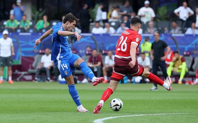 Federico Chiesa, Fabian Rieder Zweikampf Spielszene Aktion Fußball Fussball Europameisterschaft Euro 2024 EM Herren Saison 2023 2024 29.06.2024 Schweiz SUI vs. Italien ITA in Berlin DFL regulations prohibit any use of photographs as image sequences and or quasi-video.