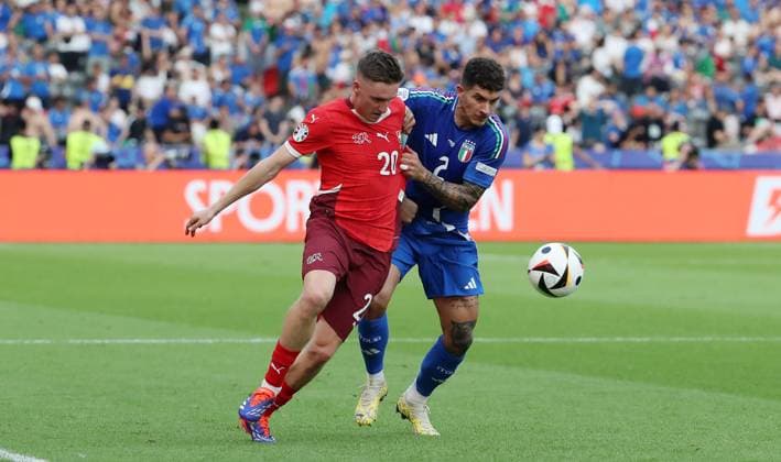 Michel Aebischer im Zweikampf mit Giovanni Di Lorenzo Fußball Fussball Europameisterschaft Euro 2024 EM Herren Saison 2023 2024 29.06.2024 Schweiz SUI vs. Italien ITA in Berlin DFL regulations prohibit any use of photographs as image sequences and or quasi-video.