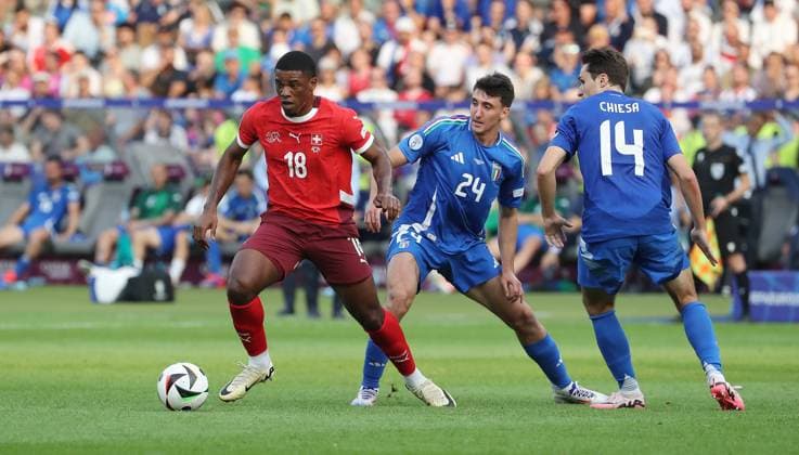 Dan Ndoye im Zweikampf mit Andrea Cambiaso, Federico Chiesa Spielszene Aktion Fußball Fussball Europameisterschaft Euro 2024 EM Herren Saison 2023 2024 29.06.2024 Schweiz SUI vs. Italien ITA in Berlin DFL regulations prohibit any use of photographs as image sequences and or quasi-video.