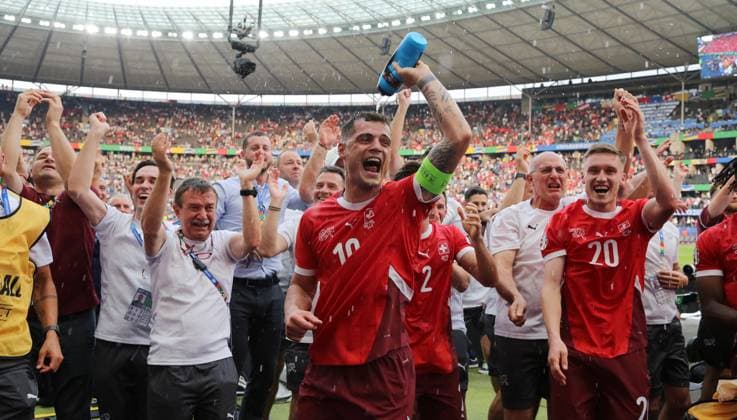 vorn Granit Xhaka, Michel Aebischer, Schweizer Mannschaft jubelt nach Spielende, feiert Sieg vor den Fans Fußball Fussball Europameisterschaft Euro 2024 EM Herren Saison 2023 2024 29.06.2024 Schweiz SUI vs. Italien ITA in Berlin DFL regulations prohibit any use of photographs as image sequences and or quasi-video.