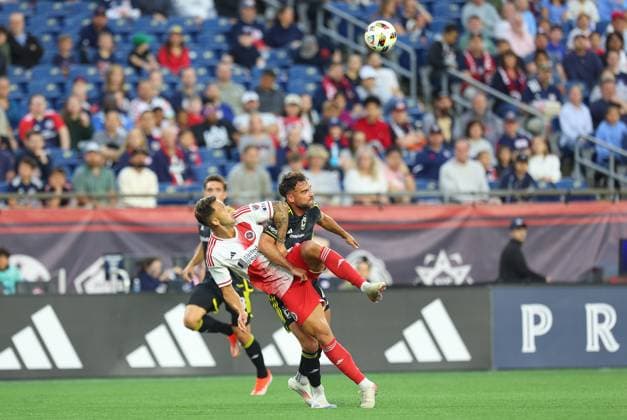 MLS, Fussball Herren, USA 2024: Crew vs Revolution JUN 29 June 29, 2024; Foxborough, MA, USA; New England Revolution forward Giacomo Vrioni (9) and Columbus Crew defender Rudy Camacho (4) in action during the MLS match between Columbus Crew and New England Revolution. Anthony Nesmith CSM (Credit Image: Anthony Nesmith Cal Media) Foxborough Massachusetts United States EDITORIAL USE ONLY Copyright: xx ZUMA-20240629_zma_c04_060.jpg AnthonyxNesmithx csmphotothree267697