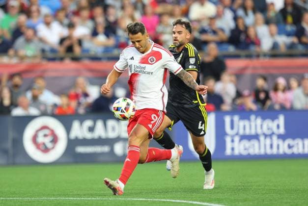 MLS, Fussball Herren, USA 2024: Crew vs Revolution JUN 29 June 29, 2024; Foxborough, MA, USA; New England Revolution forward Giacomo Vrioni (9) and Columbus Crew defender Rudy Camacho (4) in action during the MLS match between Columbus Crew and New England Revolution. Anthony Nesmith CSM (Credit Image: Anthony Nesmith Cal Media) Foxborough Massachusetts United States EDITORIAL USE ONLY Copyright: xx ZUMA-20240629_zma_c04_056.jpg AnthonyxNesmithx csmphotothree267701