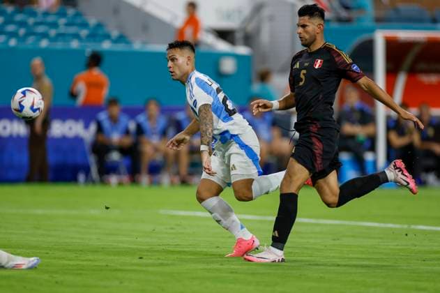 MIAMI GARDENS, FL - JUNE 29: Argentina forward Lautaro Martinez (22) watches a shot on goal during the game between Argentina and Peru on June 29, 2024 at Hard Rock Stadium in Miami Gardens, Fl. (Photo by David Rosenblum Icon Sportswire) SOCCER: JUN 29 CONMEBOL Copa America - Argentina vs Peru EDITORIAL USE ONLY Icon240629131434