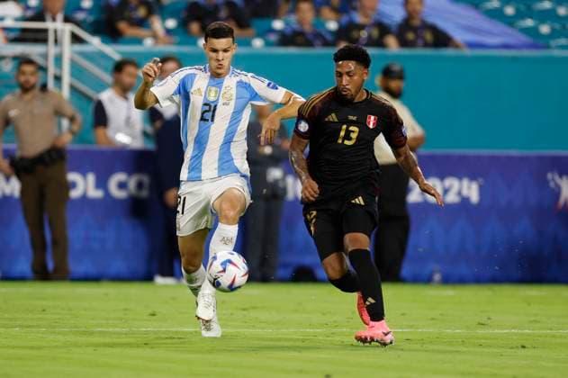 MIAMI GARDENS, FL - JUNE 29: Argentina forward Valentin Carboni (21) and Peru midfielder Jesus Castillo (13) battle for the ball during the game between Argentina and Peru on June 29, 2024 at Hard Rock Stadium in Miami Gardens, Fl. (Photo by David Rosenblum Icon Sportswire) SOCCER: JUN 29 CONMEBOL Copa America - Argentina vs Peru EDITORIAL USE ONLY Icon240629132205