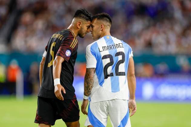 MIAMI GARDENS, FL - JUNE 29: Peru defender Carlos Zambrano (5) and Argentina forward Lautaro Martinez (22) get on a heated exchange during the game between Argentina and Peru on June 29, 2024 at Hard Rock Stadium in Miami Gardens, Fl. (Photo by David Rosenblum Icon Sportswire) SOCCER: JUN 29 CONMEBOL Copa America - Argentina vs Peru EDITORIAL USE ONLY Icon240629131683