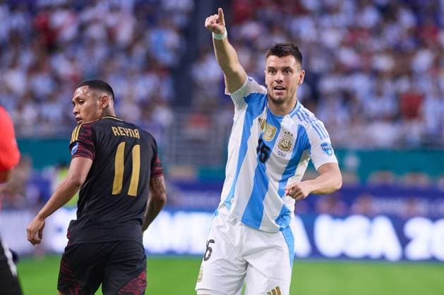 RECORD DATE NOT STATED Copa America USA 2024 Argentina vs Peru Bryan Reyna (L) of Peru fights for the ball with Giovani Lo Celso (R) of Argentina during the CONMEBOL Copa America 2024 group A match between Argentina and Peru, at Hard Rock Stadium, on June 29, 2024 in Miami Gardens, Florida, United States. MIAMI GARDENS FLORIDA UNITED STATES  Copyright: xJONATHANxDUENASx 20240629191434_CA_GA_2024_ARG_PER_LOCELSO58