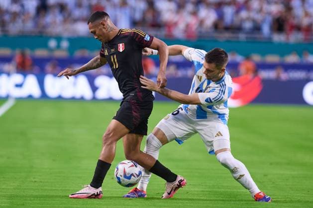 RECORD DATE NOT STATED Copa America USA 2024 Argentina vs Peru Bryan Reyna (L) of Peru fights for the ball with Giovani Lo Celso (R) of Argentina during the CONMEBOL Copa America 2024 group A match between Argentina and Peru, at Hard Rock Stadium, on June 29, 2024 in Miami Gardens, Florida, United States. MIAMI GARDENS FLORIDA UNITED STATES  Copyright: xJONATHANxDUENASx 20240629191441_CA_GA_2024_ARG_PER_REYNA61